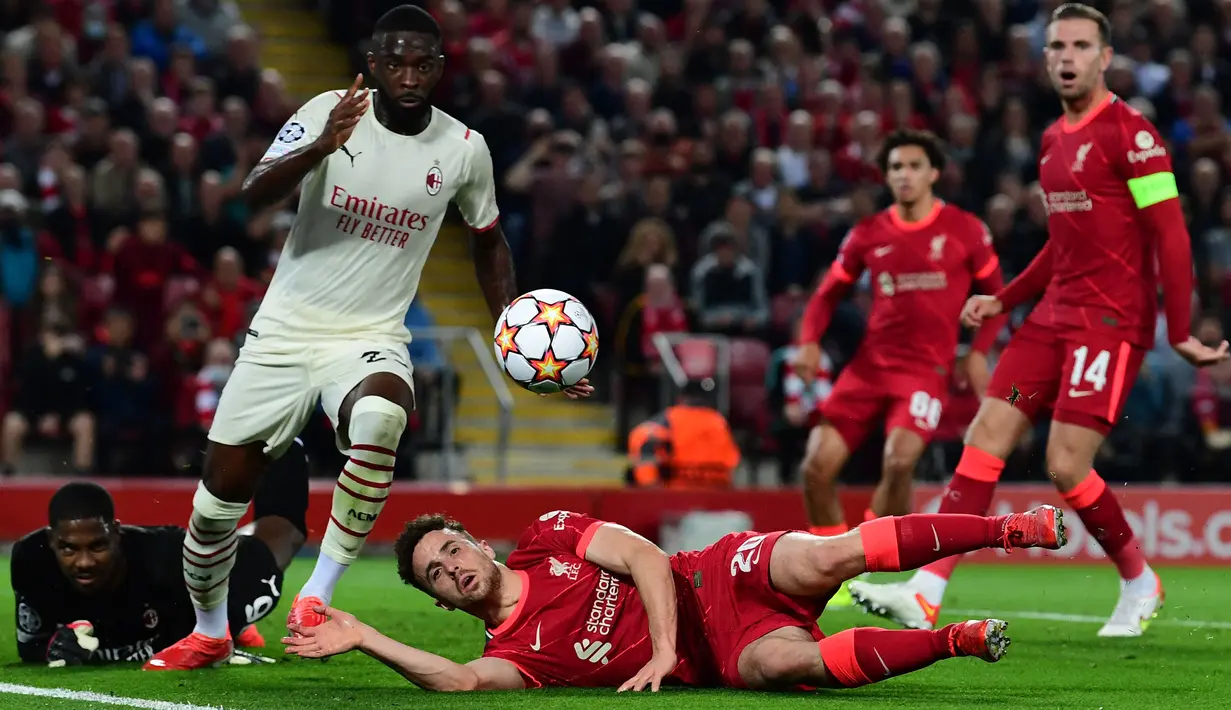 The Reds tampil menekan sejak awal babak pertama. Pada menit ke-9, Mohamed Salah mencoba melepaskan umpan silang, namun membentur badan Fikayo Tomori (kiri atas) dan berubah menjadi gol. (Foto: AFP/Paul Ellis)
