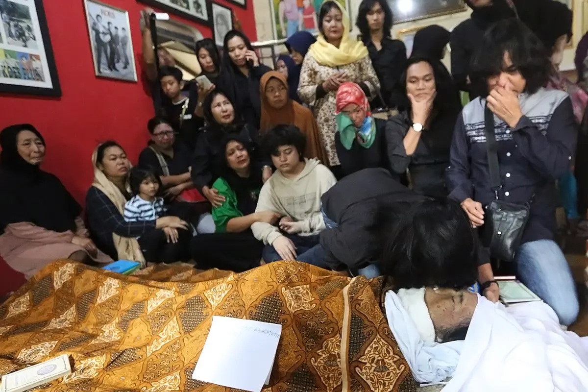 [Bintang] Suasana Rumah Duka Alm. Yon Koeswoyo