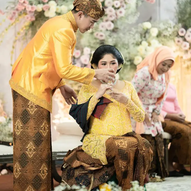 6 Potret Anggun Bumil Erina Gudono dengan Kebaya Kuning Cerah saat Lakoni Prosesi Tingkeban di Istana Negara Bogor