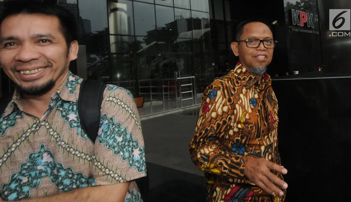 Direktur Pemasaran PT Pupuk Indonesia Achmad Tossin Sutawikara (kanan) usai periksa oleh penyidik di Gedung KPK, Jakarta, Senin (13/5/2019). Achmad Tossin diperiksa untuk pengembangan peran tersangka Marketing Manager PT. Humpuss Transportasi Kimia (PT. HTK) Asty Winasti. (merdeka.com/Dwi Narwoko)