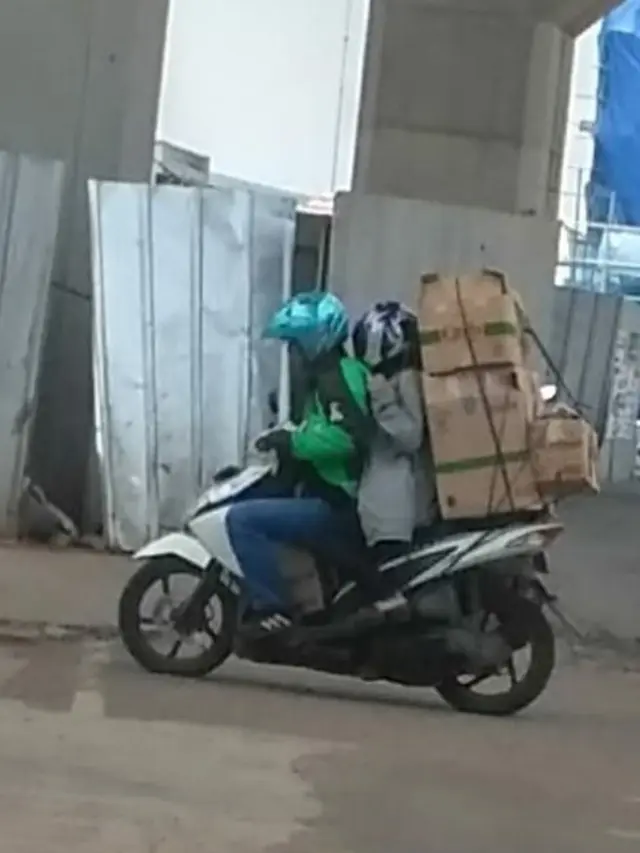 Nyeleneh, 6 Tingkah Kocak Driver Ojek Online Saat Bawa Motornya