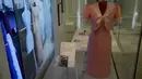 Gaun dan jaket yang diganti Putri Diana pada hari pernikahannya buatan desainer David Sassoon ditampiilkan selama pratinjau media untuk pameran "Royal Style in the Making" di Istana Kensington di London, Rabu (2/6/2021). Pameran berlangsung dari 3 Juni hingga 2 Januari 2022. (AP Photo/Matt Dunham)