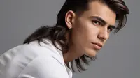 7 Model Rambut Mullet 2 Jari Populer di 2025, Stand Out Tanpa Berlebihan