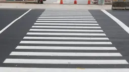 Pelican Crossing atau jalur khusus penyeberangan orang yang sudah terpasang di kawasan MH Thamrin, Jakarta, Minggu (29/7). Gubernur DKI Anies Baswedan mengatakan Pelican Crossing ini mulai beroperasi pada 6 Agustus mendatang (Liputan6.cpm/Herman Zakharia)