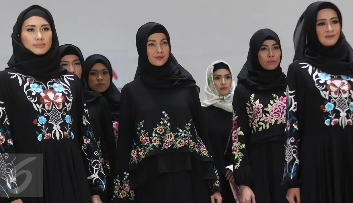 Model memeragakan busana karya Itang Yunasz berlabel Kamilaa di Pasar Tanah Abang, Jakarta, Kamis (9/3). Itang menjadikan motif batik dan tenun dalam koleksi terbarunya menyambut Ramadhan dan Idul Fitri 1438 H. (Liputan6.com/Immanuel Antonius)