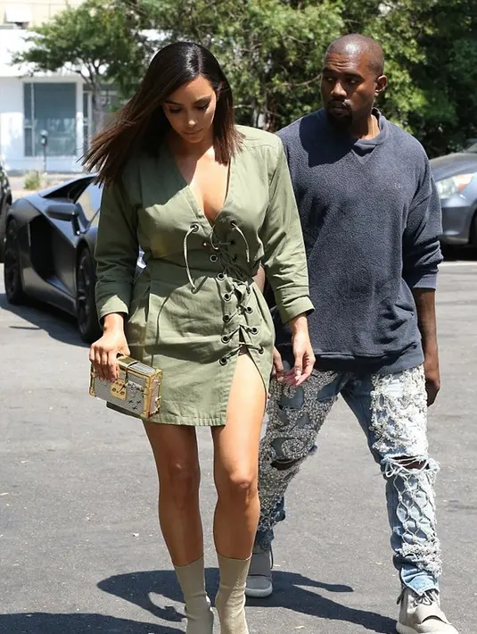 Dilansir dari Dailymail, ibu dari North dan Saint West ini sama sekali tidak sadar ketika ada yang janggal dalam dirinya. Ternyata, rok mini Kim Kardashian tak sengaja memperlihatkan dalaman yang mengintip dari dalamnya. (Dailymail)