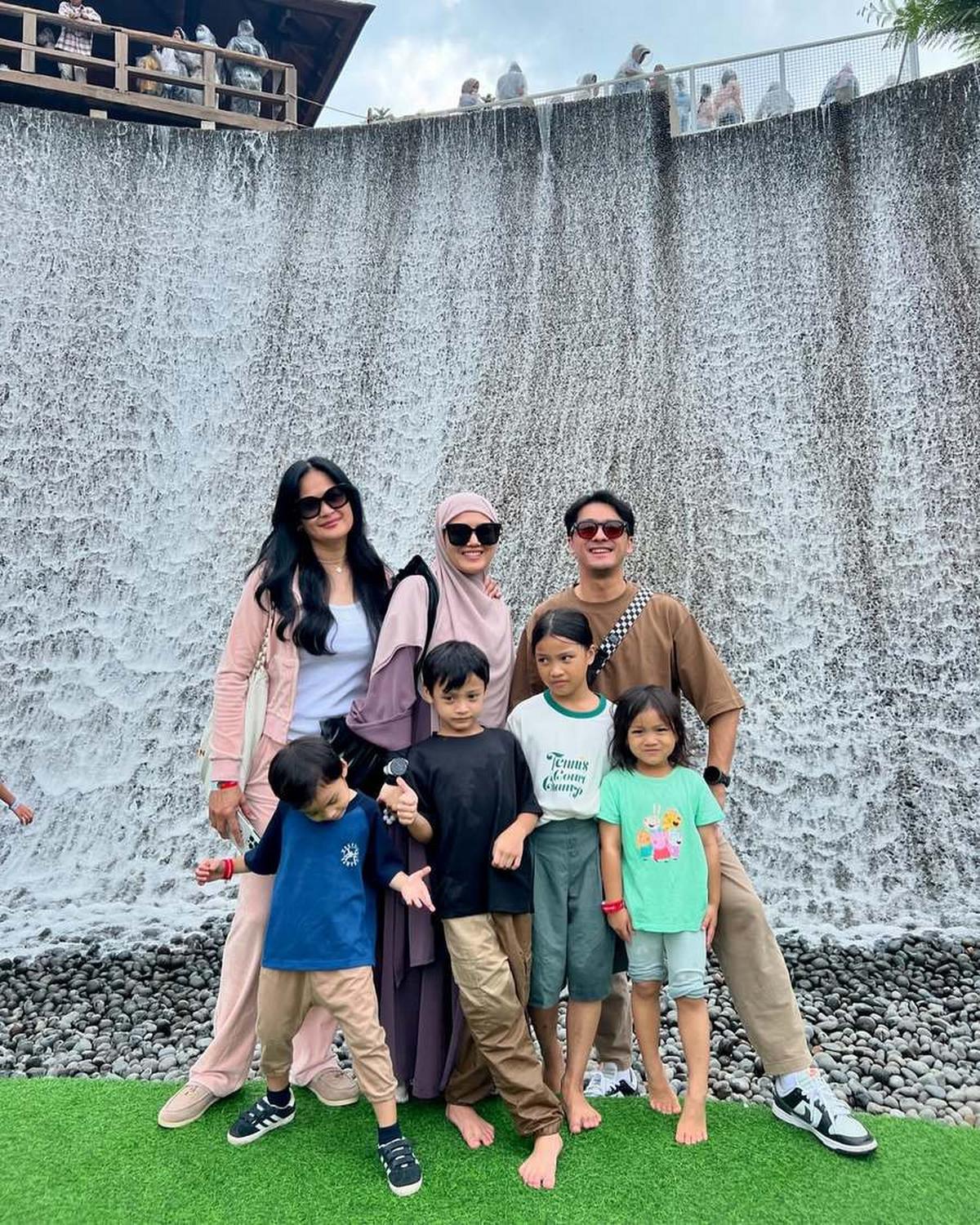 8 Potret Donna Harun yang Banjir Pujian, Nenek 4 Cucu Tetap Cantik Awet Muda Tanpa Pandang Usia