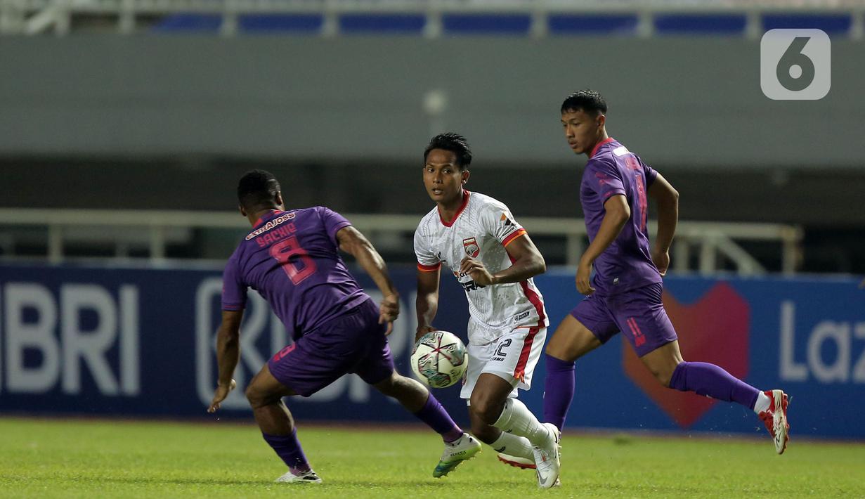 Pemain Borneo FC, Hendro Siswanto (tengah) berusaha melewati pemain Persik Kediri, Doe Sackie Teah (kiri) dalam pertandingan BRI Liga 1 2021/2022 di Stadion Pakansari, Bogor, Jumat (10/9/2021). Persik Kediri menang tipis atas Borneo FC 1-0. (Bola.com/Ikhwan Yanuar)