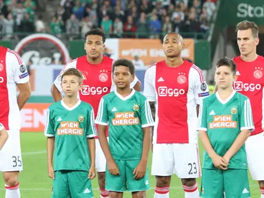DARAH INDONESIA - Dua pemain bertahan Ajax, Jairo Reidelwald (dua dari kiri) dan Kenny Tete, merupakan pemain keturunan Indonesia yang tampil di laga lawan Rapid Vienna. (Bola.com/Reza Khomaini)