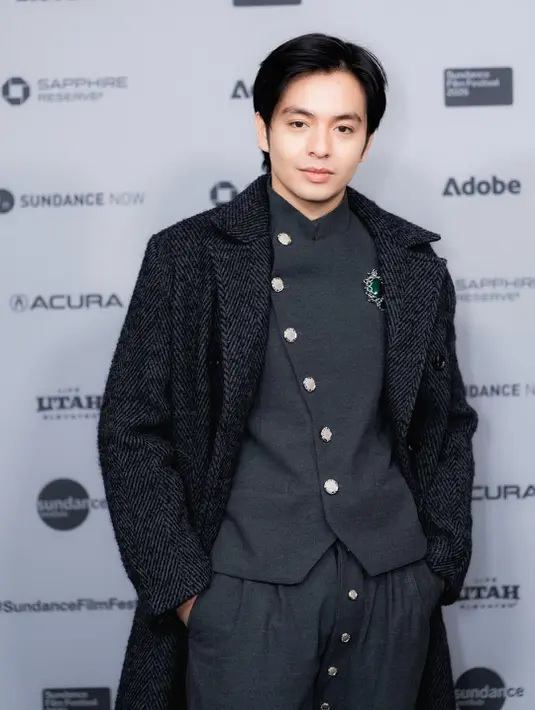 Melengkapi busananya, Angga Yunanda kenakan bros silver bermata batu emerald [@angga]