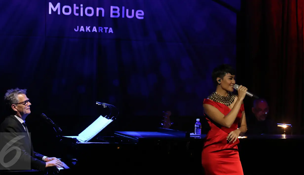 Musisi Internasional David Foster (kiri) berduet dengan penyanyi Lea Simanjuntak pada saat Konser bertajuk "Up Close and personal" di Motion Blue, Jakarta, Jumat (11/3). (Liputan6.com/Herman Zakharia)
