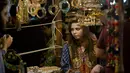 Seorang perempuan Pakistan memilih perhiasan di sebuah pasar di Lahore, Selasa (12/6). Umat muslim di berbagai penjuru dunia sedang mempersiapkan untuk merayakan Idul Fitri, yang menandai berakhirnya bulan suci Ramadan. (AP/Anjum Naveed)