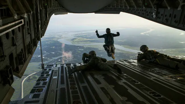 Salah satu cara Angkatan Udara Amerika Serikat melatih percaya diri. (Sumber United States Air Force Academy)