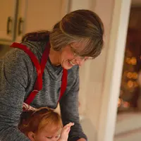 Nenek menjaga cucu sambil memasak. (dok. Christian Bowen/Unsplash)