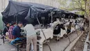 Pasien menerima perawatan di dalam tenda darurat di luar rumah sakit setelah gempa bumi di Labuan Bajo, Provinsi Nusa Tenggara Timur, Indonesia, Sabtu, 15 Agustus 2026. (Foto AP/Firdia Lisnawati)