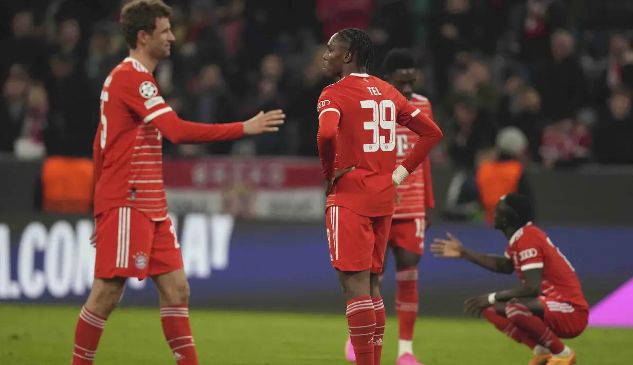 Bayern Munchen baru saja gagal lolos ke babak semifinal Liga Champions 2022/2023 setelah disingkirkan Manchester City di babak perempatfinal. Kekalahan Bayern Munchen di fase gugur Liga Champions dari klub Inggris bukan kali ini saja terjadi. Tercatat sejak era Liga Champions dimulai pada 1992/1993, Bayern Munchen telah lima kali disingkirkan oleh klub Inggris di fase gugur. Berikut daftar lengkapnya. (AP Photo/Matthias Schrader)