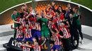 Kegembiraan pemain Atletico Madrid saat merayakan kemenangannya usai menjadi juara Liga Europa 2018 di Stade de Lyon, Prancis (16/5). Ini adalah gelar ketiga Atletico di arena Liga Europa. (AP Photo / Christophe Ena)