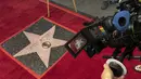 Nipsey Hussle dianugerahi secara anumerta dengan bintang di Hollywood Walk of Fame dalam kategori Recording di Los Angeles (15/8/2022). Nipsey Hussle rapper yang berubah menjadi aktivis itu meninggal dalam hujan peluru tiga tahun lalu, dalam sebuah episode yang memicu curahan kesedihan atas kehidupan musik dan aktivisme yang terputus. (AP Photo/Damian Dovarganes)