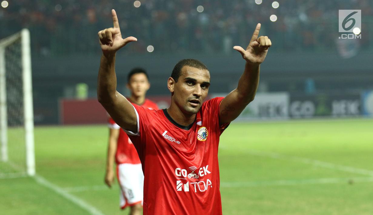 Penyerang Persija, Bruno Da Silva Lopes menyapa suporter usai memenangi laga melawan Arema FC dilanjutan Liga 1 Indonesia di Stadion Patriot Candrabhaga, Bekasi, Jumat (2/6). Persija unggul 2-0 atas Arema FC. (Liputan6.com/Helmi Fithriansyah)