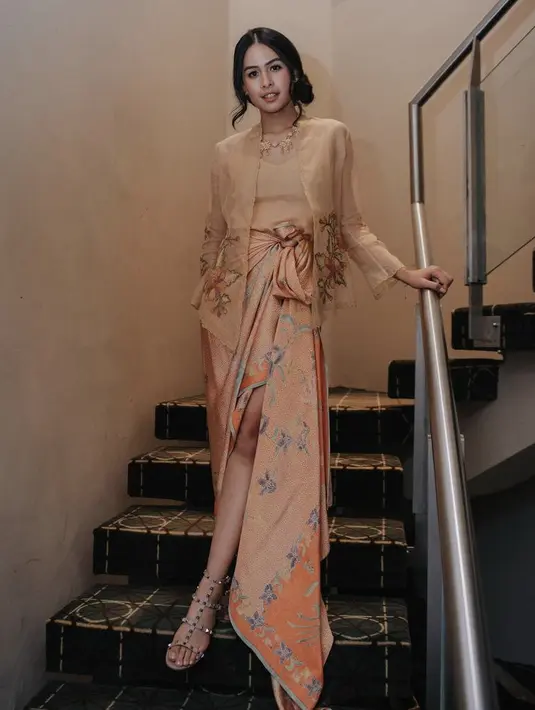 <p>Kebaya tak melulu harus brokat, kebaya dengan bahan organza juga bisa menjadi pilihan. Misalnya Maudy Ayuda tampil dengan kebaya modern dengan inner dan outer sulam motif bunga, dipadukan kian batik warna peach. @maudyayunda</p>