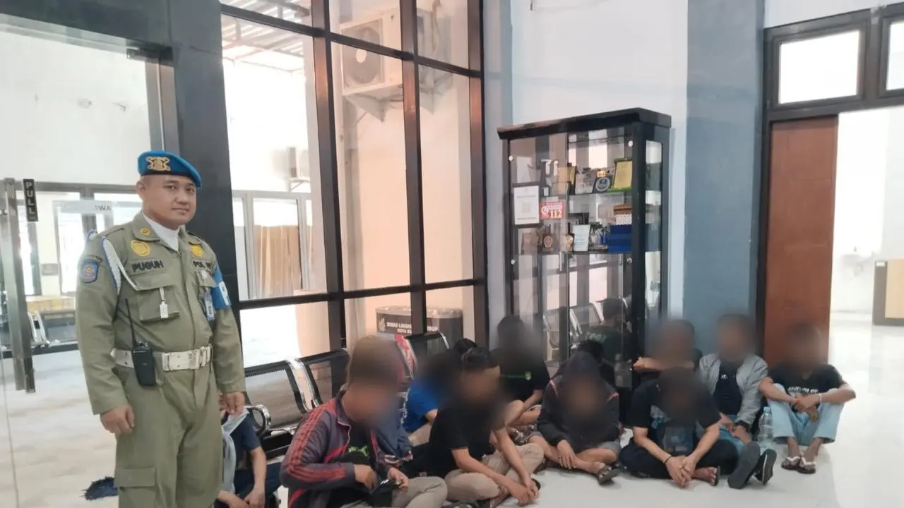 13 pemuda diamankan Satpol PP Surabaya karena pesta miras. (Istimewa)