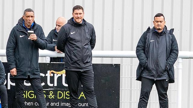 Asisten pelatih Garuda Select, Danny Holmes (tengah).