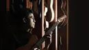 Ia mengakui, sejak kecil dikenalkan musik oleh orangtuanya. Berawal dari musik rock klasik era Led Zeppelin dan Deep Purple, Tohpati mengeksplor banyak hal dan semakin berkembang. (Bambang E. Ros/Bintang.com)