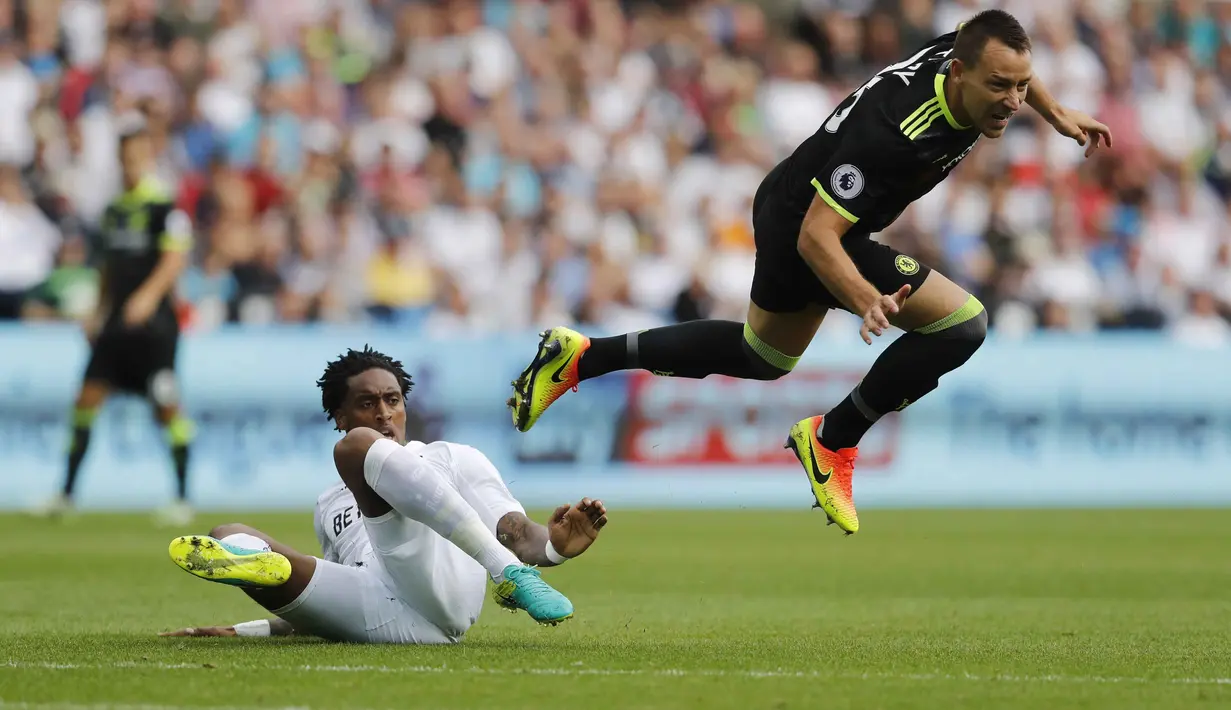 Pemain Chelsea, John Terry Kanan) dihadang pemain Swansea, Leroy Fer (kiri)  pada lanjutan Premier League di Liberty Stadium,(11/9/2016) WIB. (Action Images via Reuters/Carl Recine)