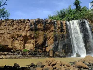 Pemandangan Curug Awang yang berada di desa Taman Jaya, Ciletuh, Sukabumi, Jawa Barat  (24/6). Curug atau air terjun ini memiliki memiliki ketinggian sekitar 40 meter dengan lebar sekitar 60 meter. (Merdeka.com/Arie Basuki)