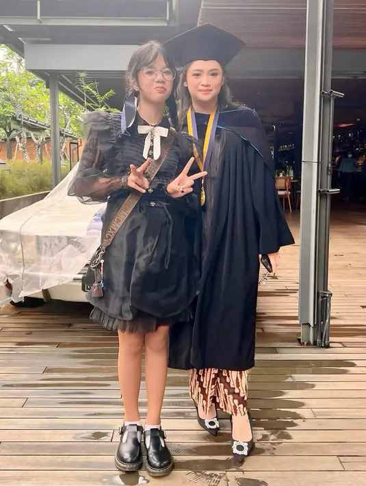 Banyak menuai ucapan selamat dan doa, putri dari Mulan Jameela yang kerap menuai banyak sorotan ini pun didoakan agar ilmu ini akan berguna kelak dikehidupannya. Sebagai putri dari seorang selebriti tidak jarang para netizen yang penasaran apakah Tiara akan terjun ke dunia hiburan seperti ibunya. (Liputan6.com/IG/@mulanjameela1)