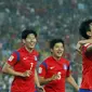 Kim Young-Gwon disambut rekan-rekannya usai cetak gol kedua Korsel (REUTERS/Edgar Su)