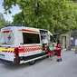Ambulans dengan petugas penyelamat Palang Merah berdiri di pintu masuk Kebun Binatang Salzburg Hellbrunn, Austria. (AP)