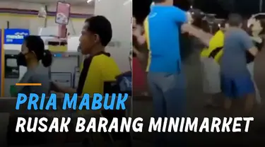 Pria yang mengenakan kaos berwarna kuning dan celana pendek itu memukul dan menghancurkan barang-barang di atas meja kasir.