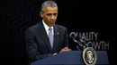 Presiden AS Barack Obama tertunduk disela konferensi pers dalam acara Asia-Pacific Economic Cooperation summit (KTT APEC) di Lima, Peru, Minggu (20/11). KTT APEC di Peru menjadi kunjungan terakhir Obama sebagai presiden AS (REUTERS/Kevin Lamarque)