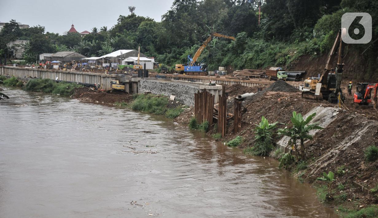 Aktivitas pekerja saat menyelesaikan proyek pembangunan saringan sampah Kali Ciliwung segmen Jalan TB Simatupang, Jakarta, Minggu (12/2/2023). Proyek ini menjadi bagian dari upaya pengendalian banjir di Jakarta. Proyek saringan sampah dimulai di segmen TB Simatupang, yang tepatnya menjadi perbatasan Jagakarsa, Jakarta Selatan dan Pasar Rebo Jakarta Timur. (merdeka.com/Iqbal S Nugroho)
