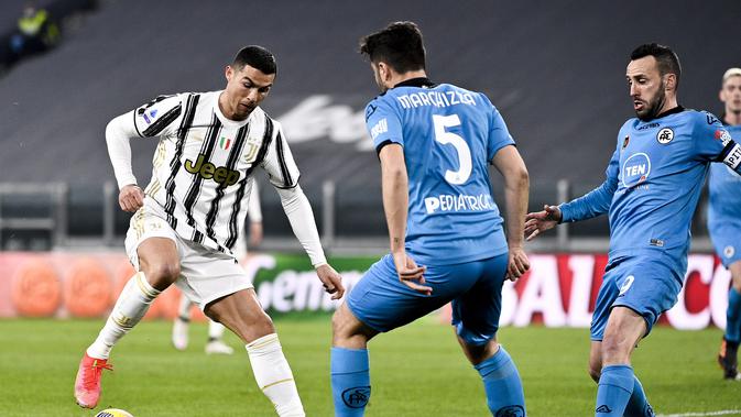 Riccardo Marchizza dari Spezia, tengah, dan Cristiano Ronaldo dari Juventus memperebutkan bola selama pertandingan sepak bola Serie A Italia antara Juventus dan Spezia di Allianz Stadium di Torino, Italia, Selasa, 2 Maret 2021. (Marco Alpozzi / LaPresse v