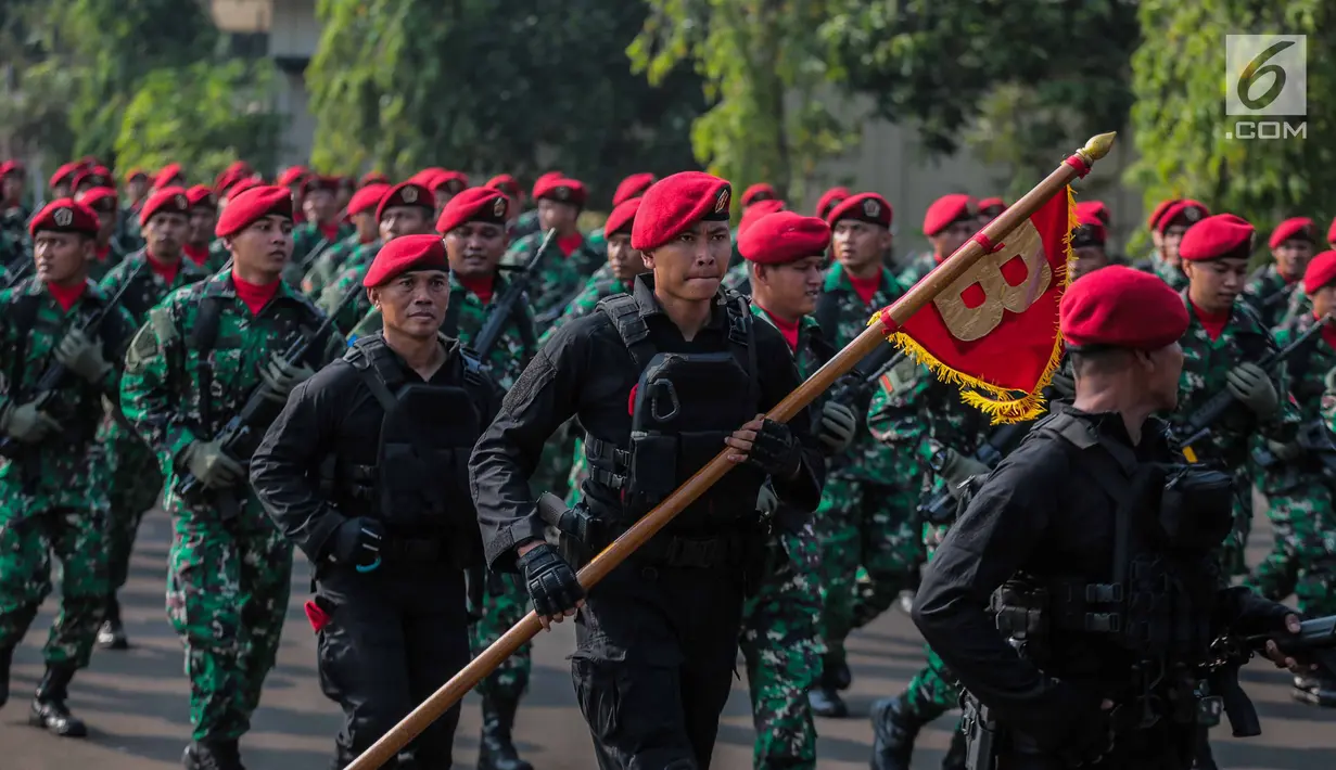 Pasukan Komando Operasi Khusus (Koopssus) TNI membawa bendera usai peresmian di Lapangan Markas Koopssus TNI, Mabes TNI, Jakarta, Selasa (30/7/2019). Kedudukan Dankoopssus TNI berada di bawah dan bertanggung jawab kepada Panglima TNI. (Liputan6.com/Faizal Fanani)