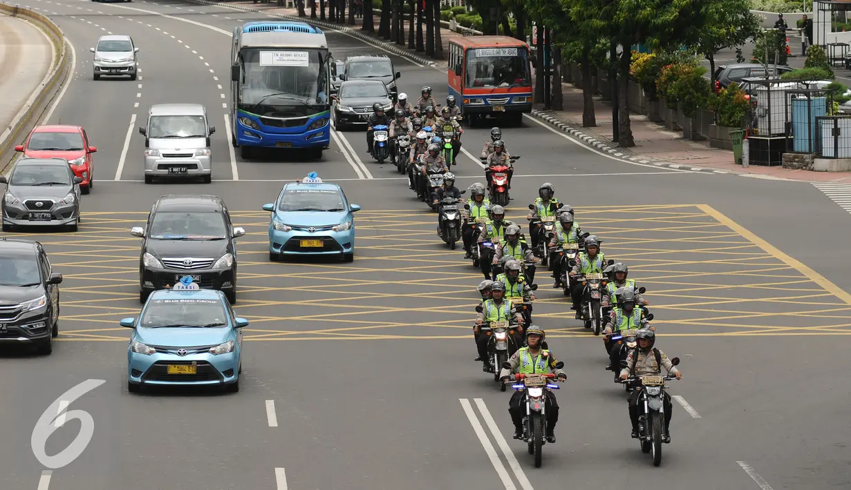 Patroli Polisi Bermotor melintas di Jalan MH Thamrin Jakarta, Jumat (25/11). Dibayangi aksi massa besar-besaran pada Jumat (25/11) arus lalu lintas sejumlah ruas jalan protokol di Jakarta terlihat normal. (Liputan6.com/Helmi Fithriansyah)