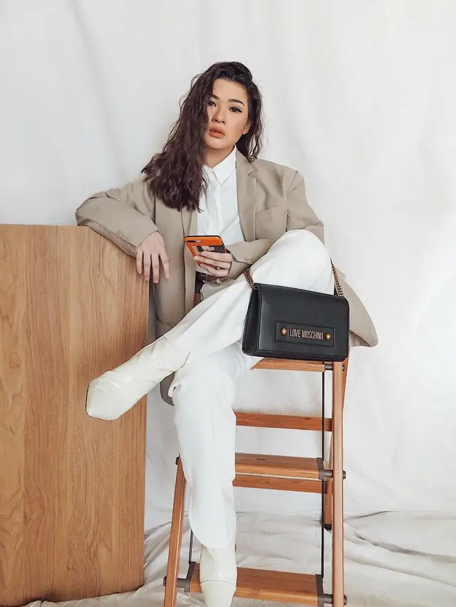 Cara Anastasia Siantar Padupadankan Pakaian Sehari-hari dengan Luxury Bags/dok.Zalora