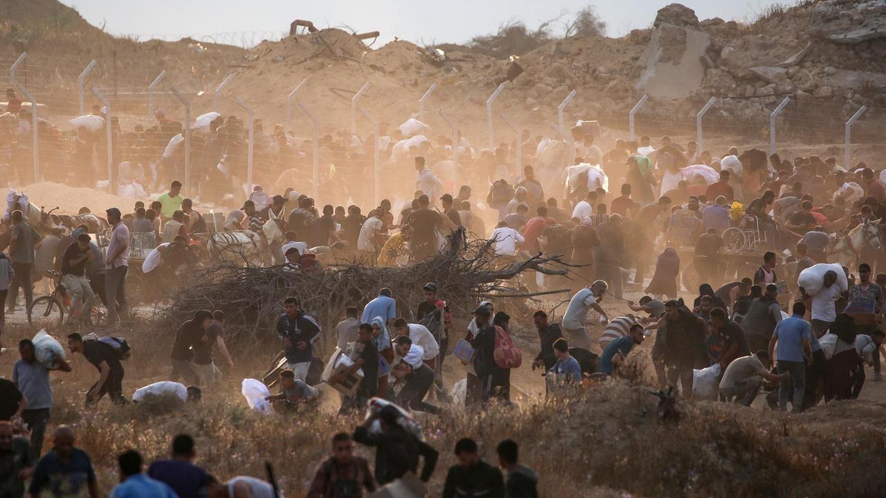 FOTO: Ribuan Warga Gaza Mengambil Paket Bantuan Bahan Makanan