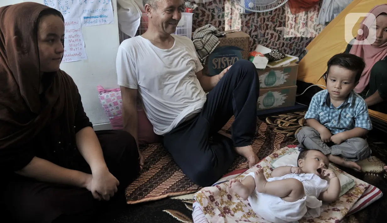 Para imigran pencari suaka berkumpul di penampungan sementara di Kalideres, Jakarta, Rabu (18/12/2019). Para imigran berharap pemerintah lebih memerhatikan mereka. (merdeka.com/Iqbal Nugroho)
