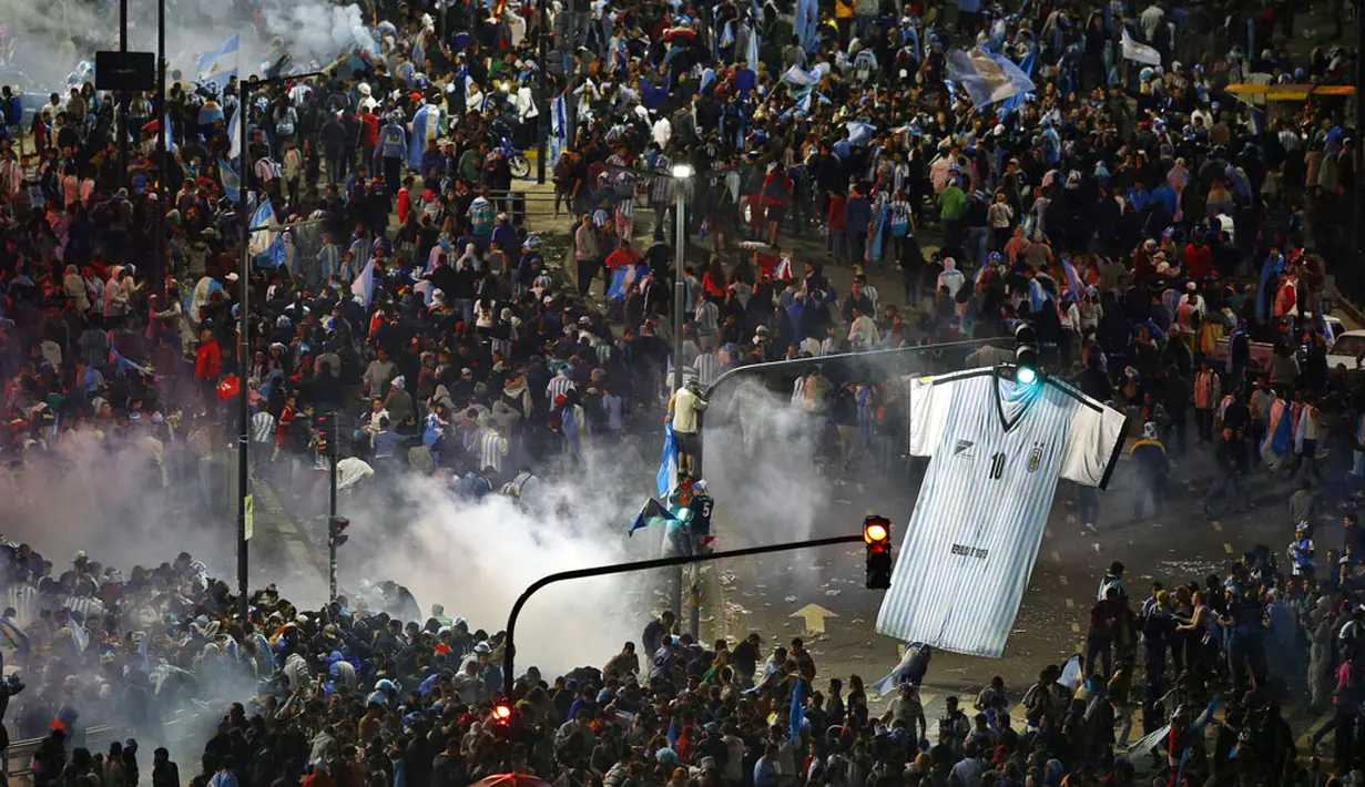 Usai menyaksikan laga final Piala Dunia 2014 antara Jerman vs Argentina, ribuan suporter Timnas Argentina bentrok dengan polisi anti huru hara di Buenos Aires, (14/7/2014). (REUTERS/Ivan Alvarado)