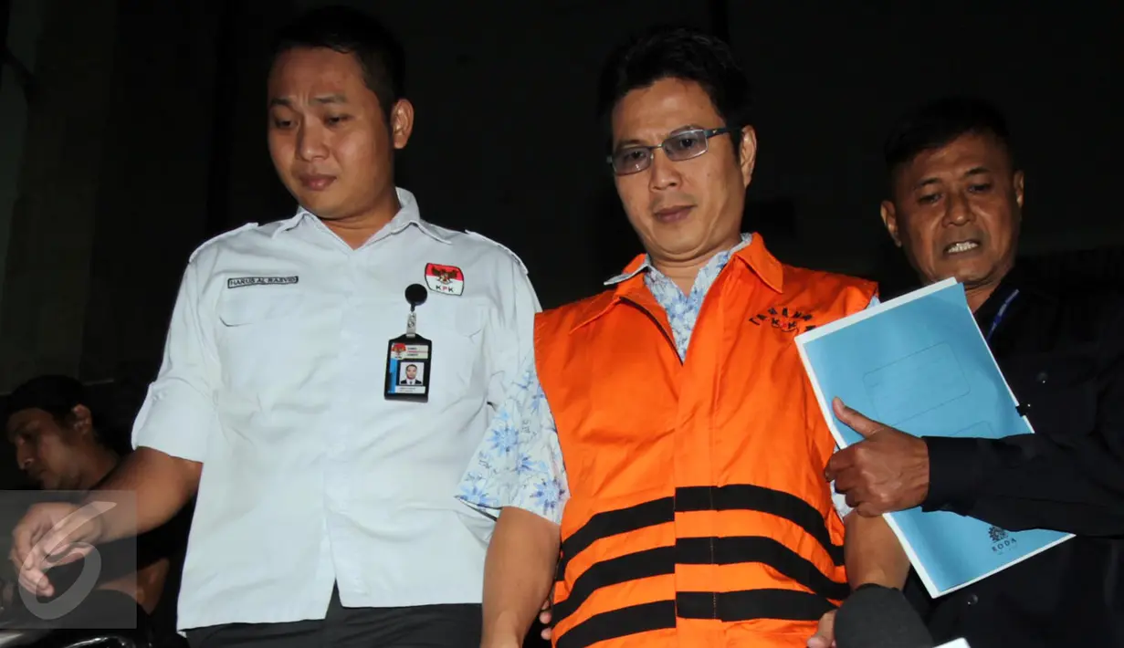Direktur PT Ciputra Optima Mitra, Rudiyanto menutupi wajahnya saat digiring menuju mobil tahann di KPK, Jakarta, Selasa (24/11).  KPK resmi menahan Rudi terkait kasus dugaan korupsi tukar guling tanah Pemerintah Kota Tegal. (Liputan6.com/Helmi Afandi)