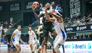 Pemain Hornbills Travin Thibodeaux menerobos pertahanan Satria Muda di game 3 semifinal IBL 2026 (Dok IBL)