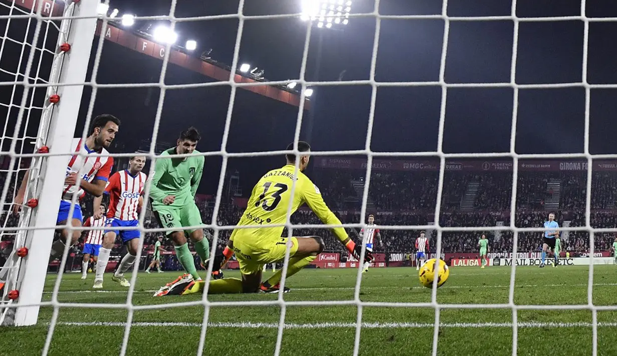 Laga baru berjalan dua menit, Valery Fernandez sudah berhasil membawa Girona unggul. Alvaro Morata mencetak gol untuk menyamakan kedudukan menjadi 1-1 di menit ke-14. (Pau BARRENA/AFP)