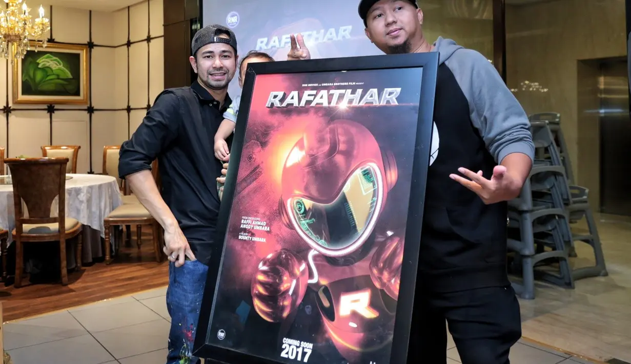 "Awalnya mau puasa kita ngobrol, kita ada kecemasan dan juga ada kegelisahan film sekarang jarang diperuntukan untuk anak-anak dan keluarga. Kita mau tunjukin untuk film keluarga," ucap Anggy Umbara. (Adrian Putra/Bintang.com)