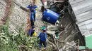 Petugas memeriksa rumah yang hancur akibat longsor di Jalan Damai, Ciganjur, Jakarta Selatan, Minggu (11/10/2020). Hujan yang deras sejak Sabtu (10/10/2020) sore mengakibatkan kawasan tersebut mengalami banjir sekaligus longsor. (Liputan6.com/Immanuel Antonius)