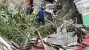Petugas memeriksa rumah yang hancur akibat longsor di Jalan Damai, Ciganjur, Jakarta Selatan, Minggu (11/10/2020). Hujan yang deras sejak Sabtu (10/10/2020) sore mengakibatkan kawasan tersebut mengalami banjir sekaligus longsor. (Liputan6.com/Immanuel Antonius)
