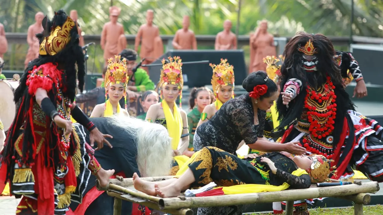 Prosesi meras gandrung di Taman Gandrung Terakota Banyuwangi (Istimewa)