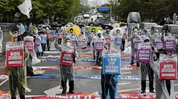 Anggota Konfederasi Serikat Pekerja Korea menggelar unjuk rasa May Day menuntut kondisi kerja yang lebih baik dan memperluas hak-hak buruh di Seoul, Korea Selatan, pada Sabtu (1/5/2021). Tanda-tanda itu berbunyi: "Mari kita selesaikan ketidaksetaraan." (AP Photo/Ahn Young-joon)